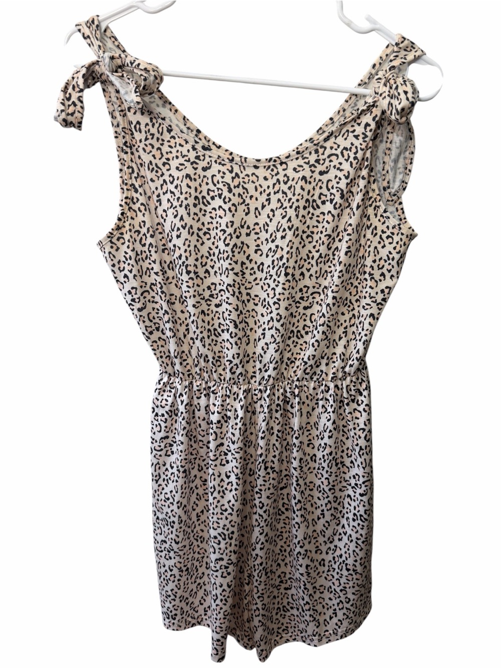 Women’s leopard print romper! Ties at shoulders! Size Medium! Summer vibes! EUC!